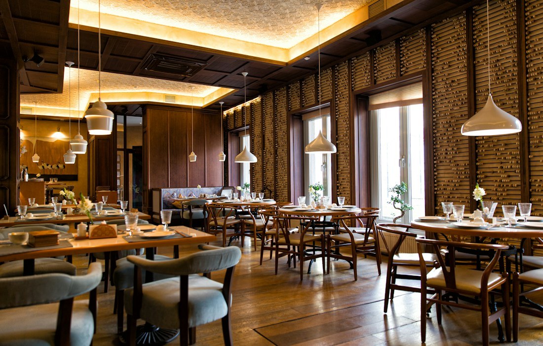 Restaurant cu o atmosferă primitoare